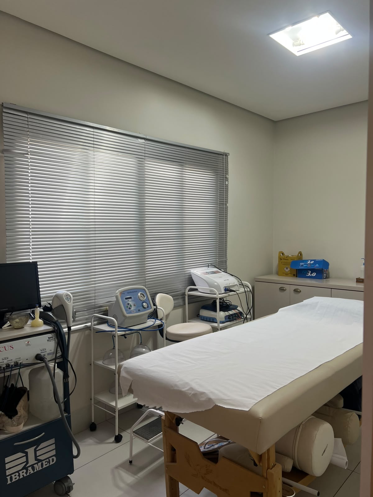 Sala de atendimento do Espaço Feminíssima com maca e equipamentos